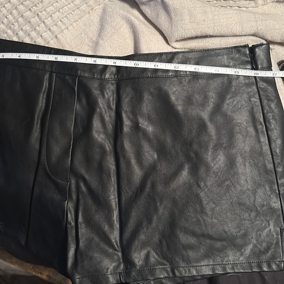 Victoria’s Secret faux leather shorts Large - Picture 8 of 11